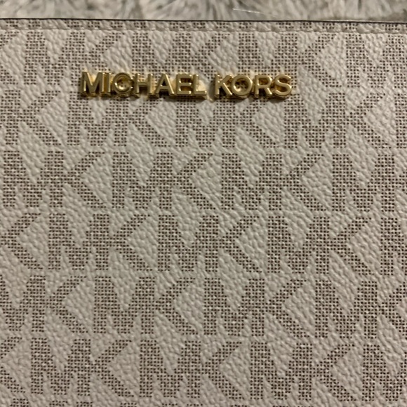 Michael Kors Jet Set Travel Vanilla Wallet - Picture 4 of 8